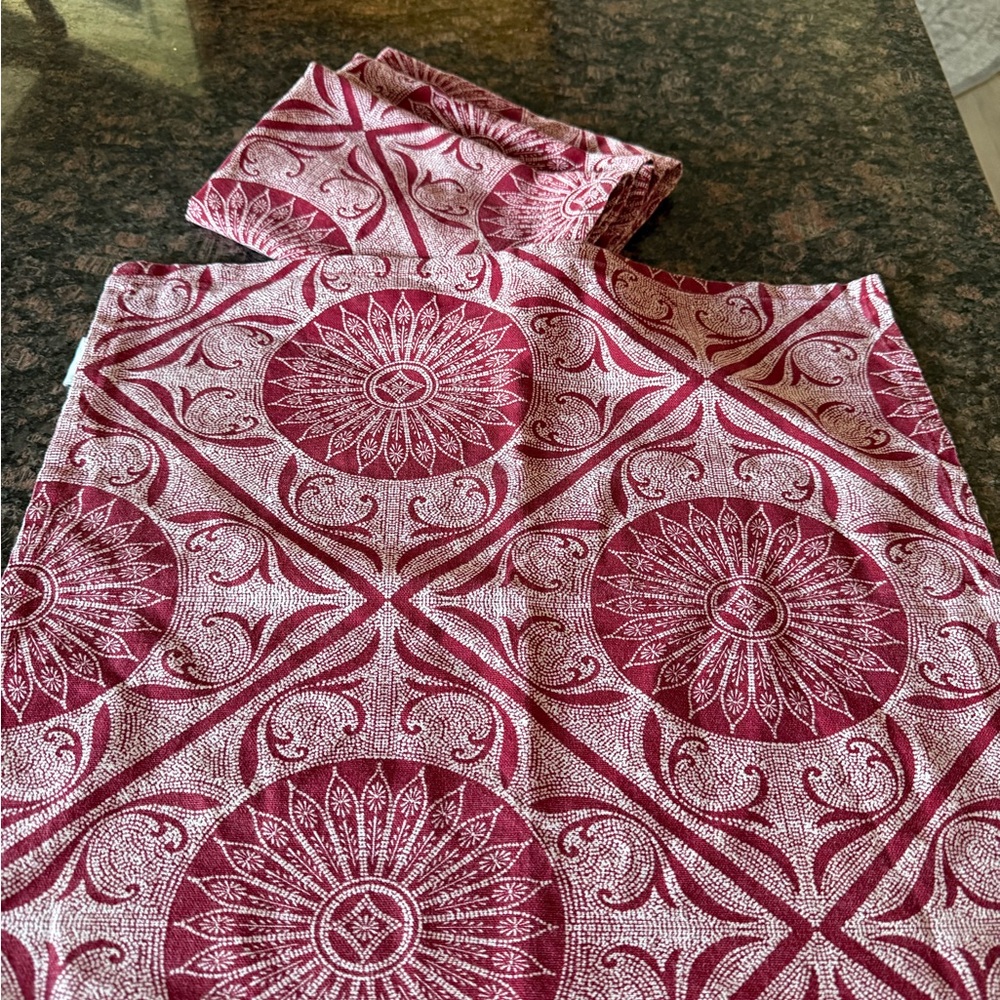 Raymond Waites set of 4 cloth Red and White Patterned napkins